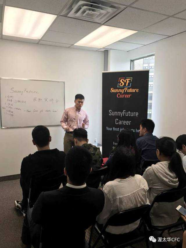 林志玲街头被偶遇，大露香肩依偎在丈夫怀中，结婚近两年至今无子